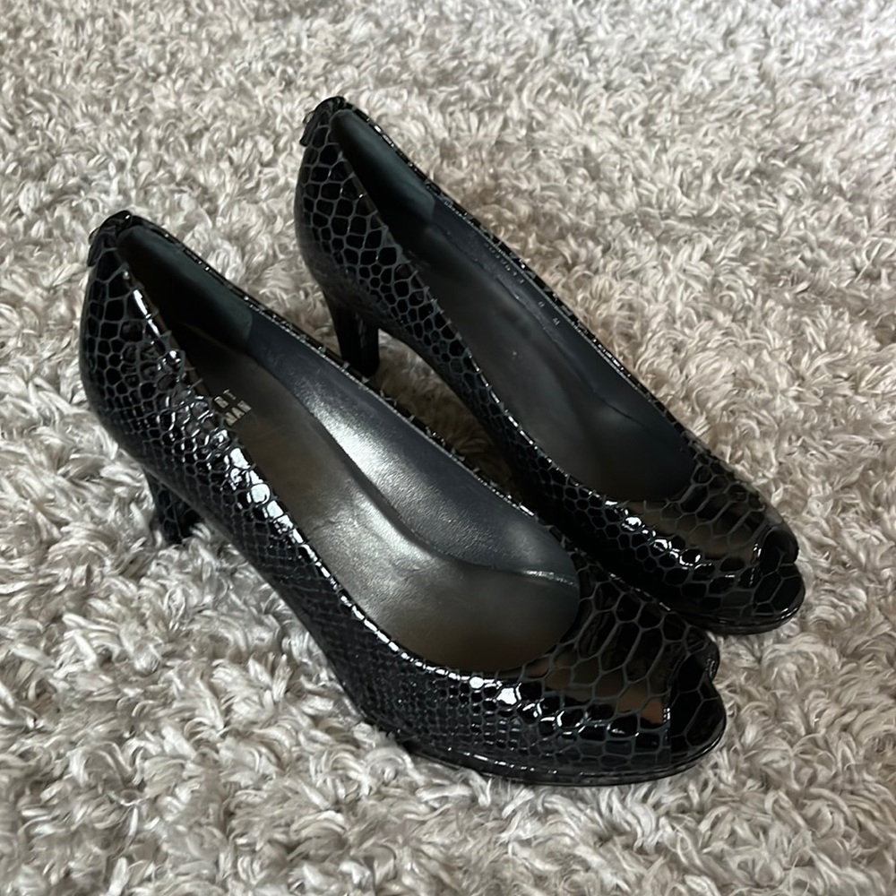STUART WEITZMAN || Snakeskin Logaplainfie black leather sole open toe sexy heels